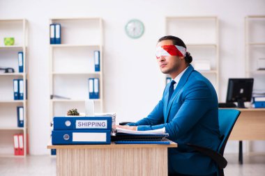 Ofiste çalışan gözleri bağlı bir erkek.