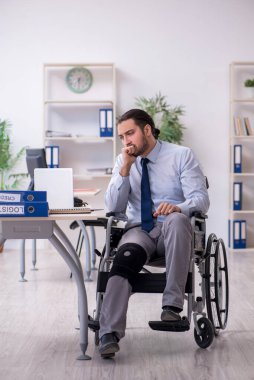 Ofiste çalışan genç bacağı yaralı bir çalışan.