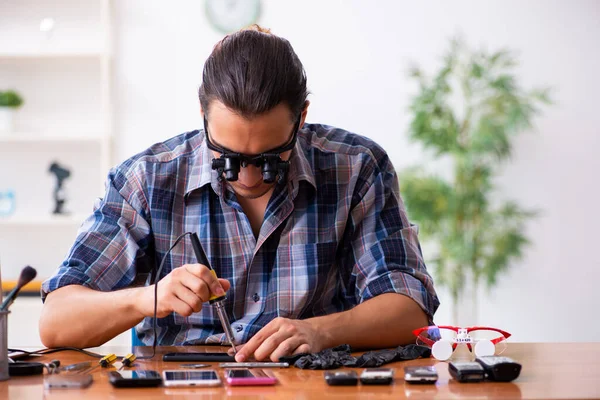 Ung manlig tekniker reparera mobiltelefon — Stockfoto