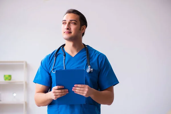 診療所で働く若い男性医師 — ストック写真