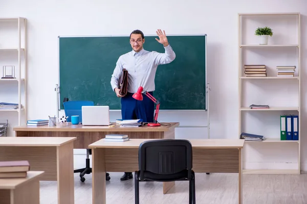 Jonge mannelijke leraar in de voorkant van groene boord — Stockfoto