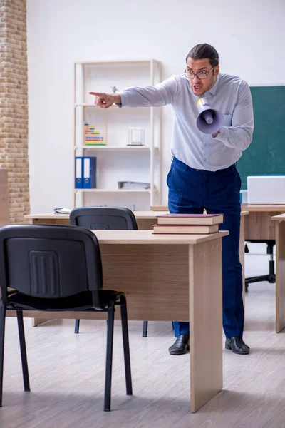 Ung manlig lärare framför green board — Stockfoto
