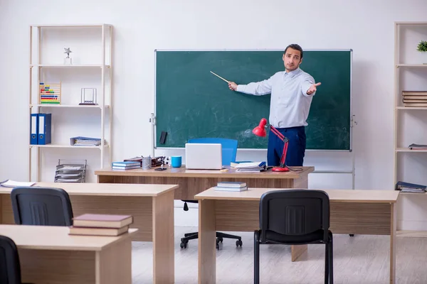 Joven profesor masculino delante de la pizarra verde —  Fotos de Stock