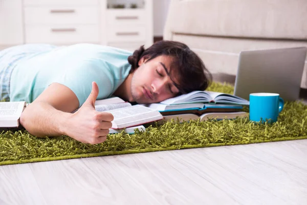 Jovem estudante do sexo masculino cansado se preparando para exames em casa — Fotografia de Stock