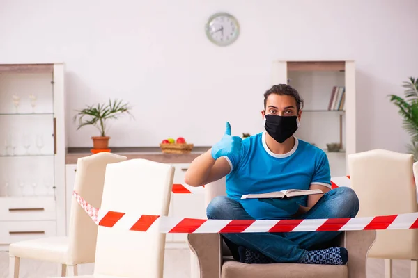 Jovem estudante do sexo masculino se preparando para exames durante pandemia em casa — Fotografia de Stock