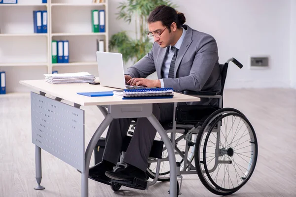 Jeune employé masculin en fauteuil roulant — Photo