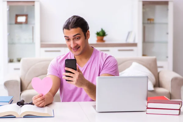 Muž student v lásce se připravuje na zkoušky doma — Stock fotografie