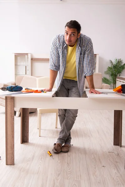 若い男性大工家で家具を修理 — ストック写真