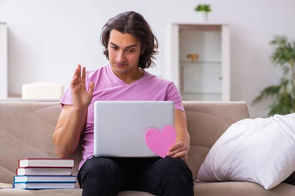 Manlig student i kärlek förbereder sig för tentor hemma — Stockfoto