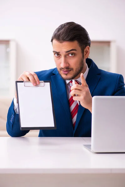 Knappe mannelijke makelaar die binnen werkt — Stockfoto