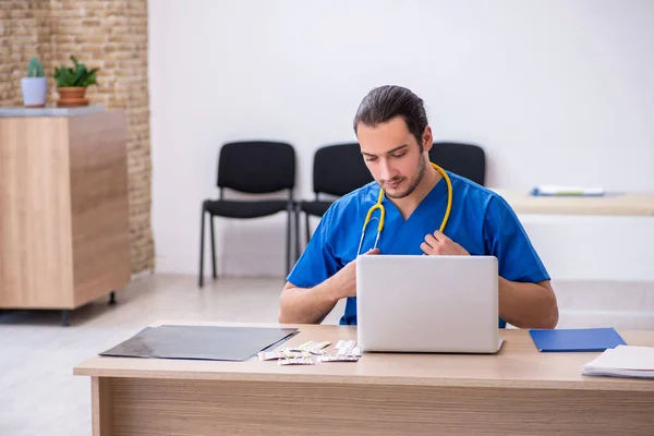 Klinikte çalışan genç erkek doktor. — Stok fotoğraf