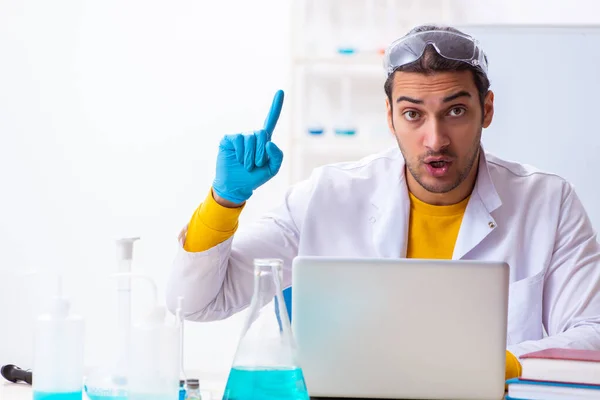 Giovane studente di chimica maschile preparazione per l'esame — Foto Stock