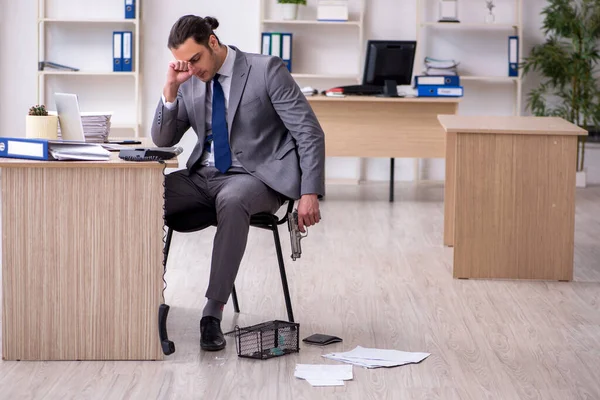 Junge männliche Angestellte und Mausefalle im Büro — Stockfoto