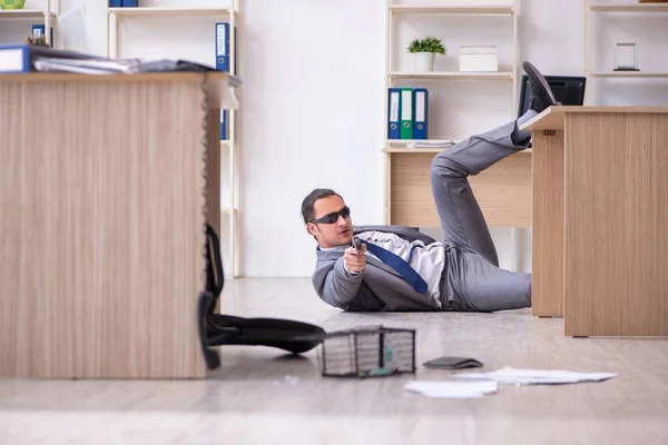 Jeune employé masculin et piège à souris dans le bureau — Photo