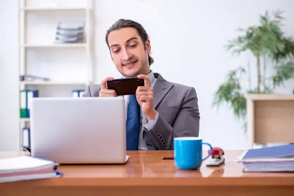 Jeune employé masculin travaillant au bureau — Photo