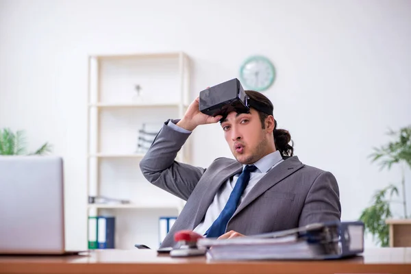 Ung manlig anställd bär virtuella glasögon på kontoret — Stockfoto