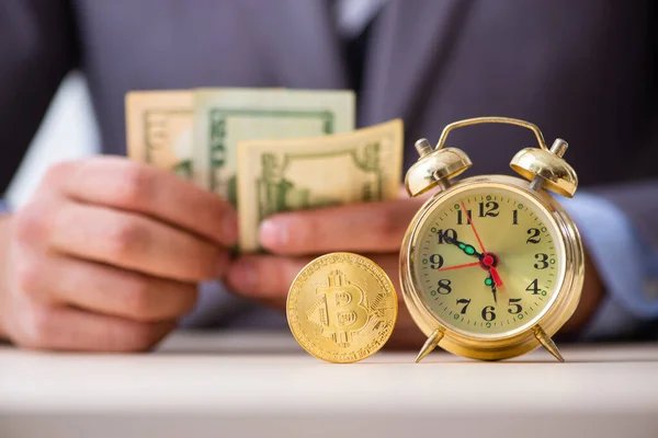 Joven ganando dinero a través de Internet en concepto de gestión del tiempo —  Fotos de Stock