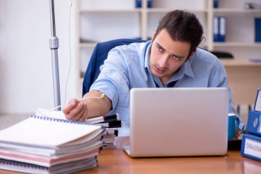 İş yerinde acı çeken genç bir erkek işçi.