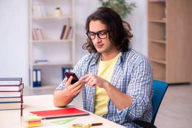 Genç erkek öğrenci sınavlara hazırlanıyor.