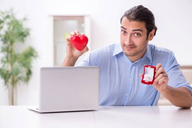 Genç adam internet üzerinden evlenme teklifi yapıyor.