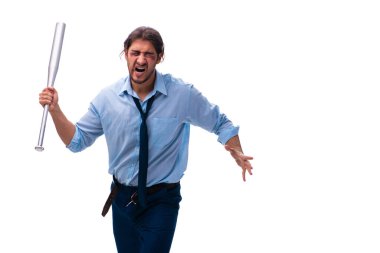 Beyazların üzerinde beysbol sopası tutan genç bir çalışan.