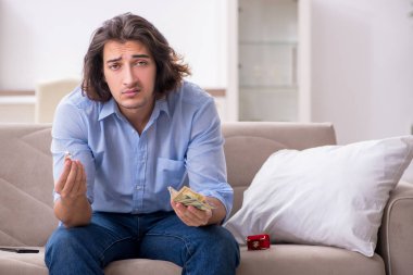 Karşılıksız aşk kavramındaki zavallı genç adam.