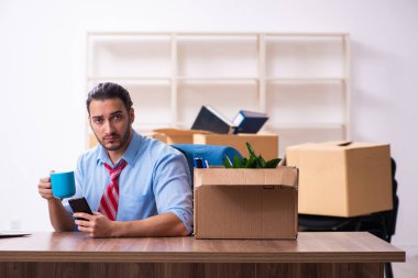 Taşınma konseptinde çalışan genç bir erkek.