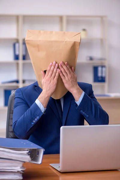 Jonge mannelijke werknemer met box in plaats van zijn hoofd — Stockfoto