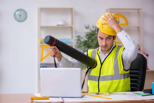 Jonge mannelijke architect werkzaam op kantoor — Stockfoto