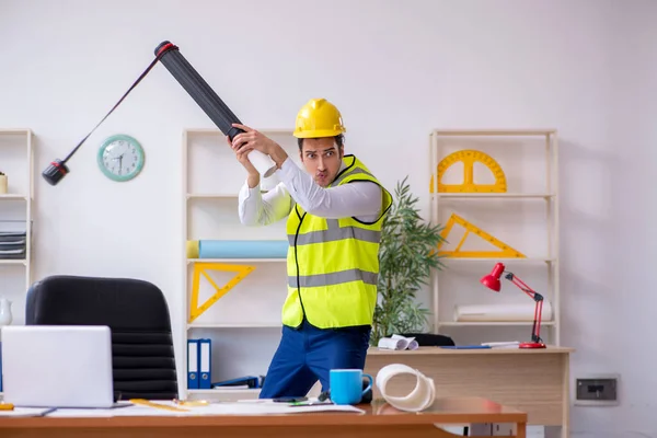 Junger männlicher Architekt arbeitet im Büro — Stockfoto