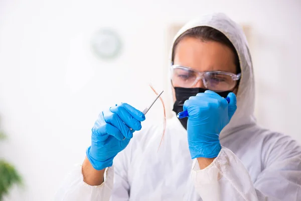 Criminólogo experto masculino trabajando en el laboratorio para obtener evidencia —  Fotos de Stock