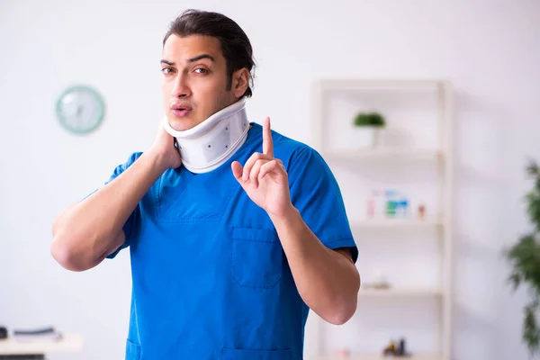 Giovane medico traumatologo maschile che lavora in clinica — Foto Stock