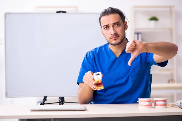 Junger Doktorvater Zahnarzt vor Whiteboard — Stockfoto