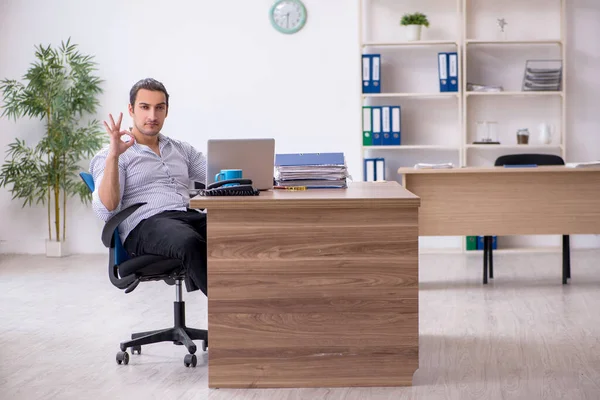 Joven contable que trabaja en la oficina — Foto de Stock