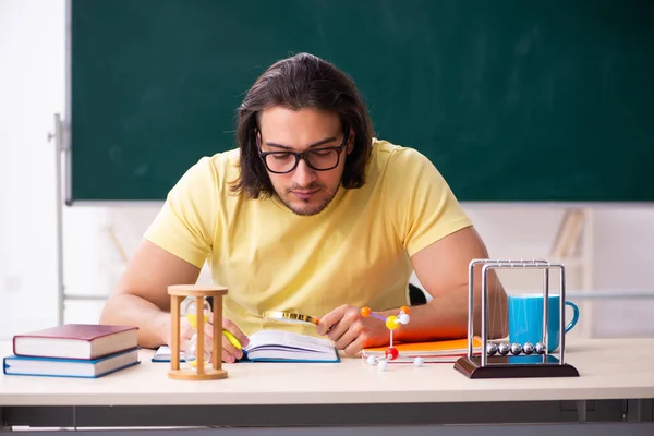 若い男性学生物理学者は、教室での試験の準備 — ストック写真