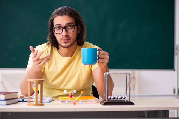 Giovane fisico studente maschio si prepara per gli esami in classe — Foto Stock