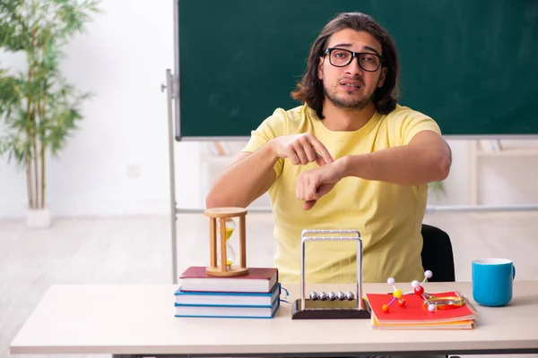 Jovem estudante físico se preparando para exames na sala de aula — Fotografia de Stock