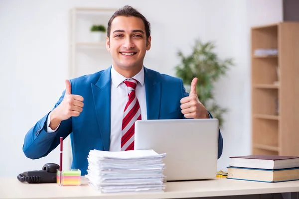 Jeune employé masculin travaillant au bureau — Photo