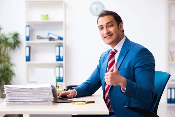 Giovane dipendente maschile che lavora in ufficio — Foto Stock