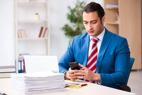 Jeune employé masculin travaillant au bureau — Photo