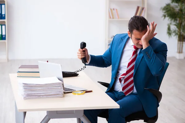 Jonge mannelijke werknemer werkzaam in het kantoor — Stockfoto