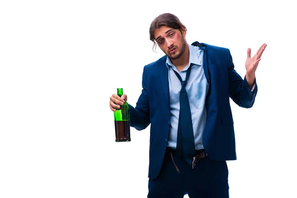 Junge männliche Angestellte alkoholisiert auf weiß isoliert — Stockfoto