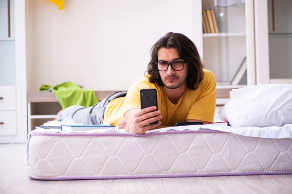 Giovane studente maschio preparazione per gli esami a casa — Foto Stock