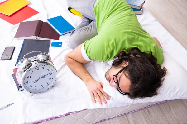 Jeune étudiant masculin se préparant aux examens à la maison — Photo