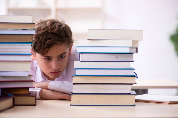 Schüler bereitet sich im Klassenzimmer auf Prüfungen vor — Stockfoto