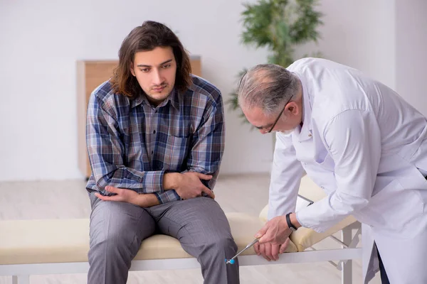 Jonge mannelijke patiënt op bezoek bij ervaren arts neuroloog — Stockfoto