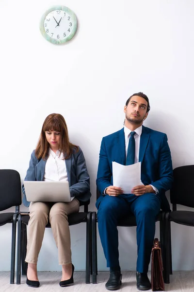 Ung affärsman och affärskvinna väntar på en intervju på — Stockfoto