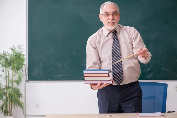 Oude mannelijke leraar in de klas — Stockfoto