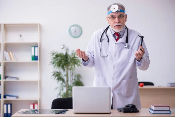 Viejo médico otólogo que trabaja en la clínica —  Fotos de Stock