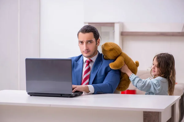 Ragazza fastidioso giovane padre durante il lavoro da casa in pandemi — Foto Stock